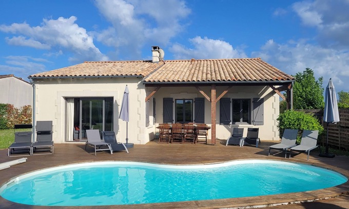 Chalais Villa | Private Villa, Heated Pool, A/C, Wifi, sleeps 8, close to the village of Chalais
