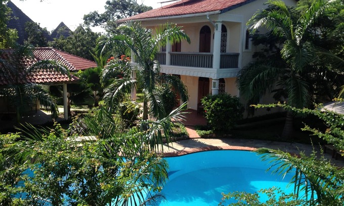 Diani Beach Villa | Private villa in Lamu style with private pool and cook/staff 250 m to the beach