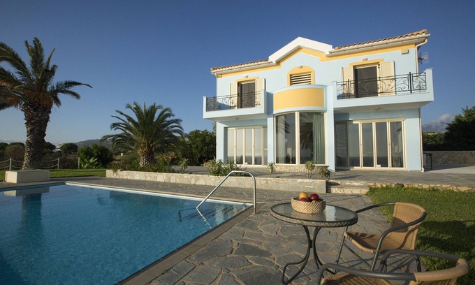 Svoronata Villa | Private villa, infinity swimming pool, fully equipped kitchen, wireless internet