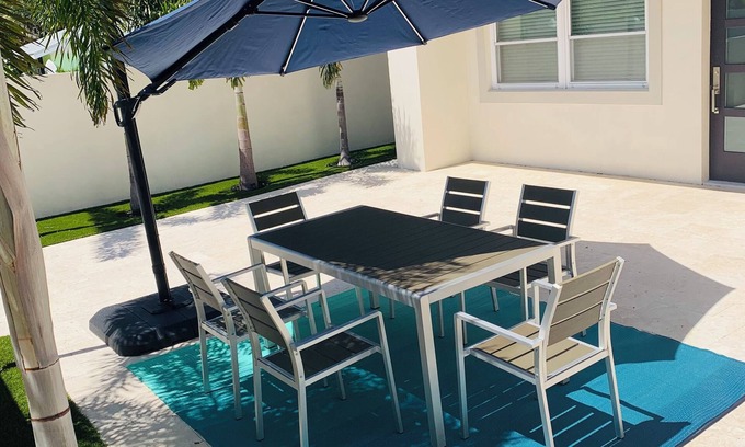 Sarasota House | Private Villa steps to Lido Beach