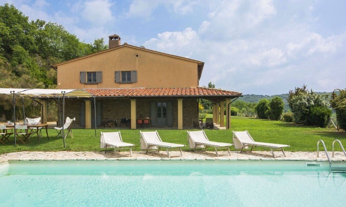 Civitella in Val di Chiana Villa | Private Villa with private pool, WIFI, TV, balcony, pets allowed, panoramic view, close to Arezzo