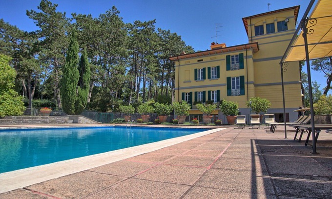 Ponte Buriano Villa | Private Villa with WIFI, private pool, hot tub, TV, panoramic view, parking, close to Arezzo