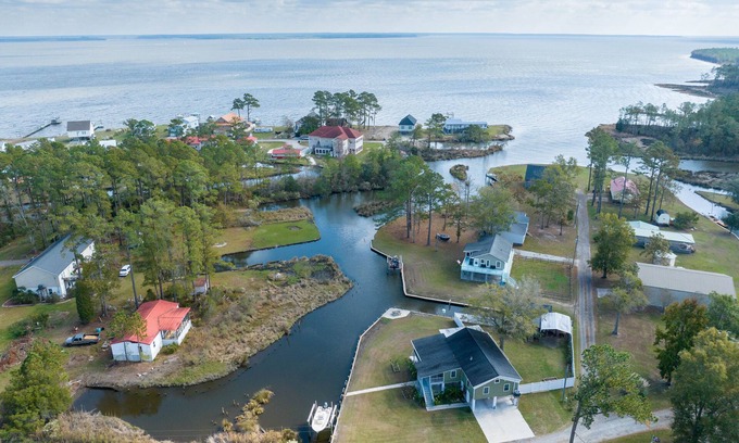 Belhaven House | Private Waterfront Retreat with Breathtaking Views. Pet-friendly!
