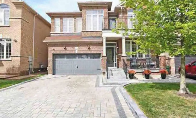 Brampton House | Private Whole house 6 bedrooms 3.5 bathrooms