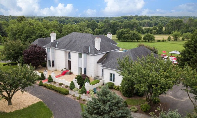 Purcellville Villa | Private10000sf Retreat GuitarPool Hottub-Wine Area