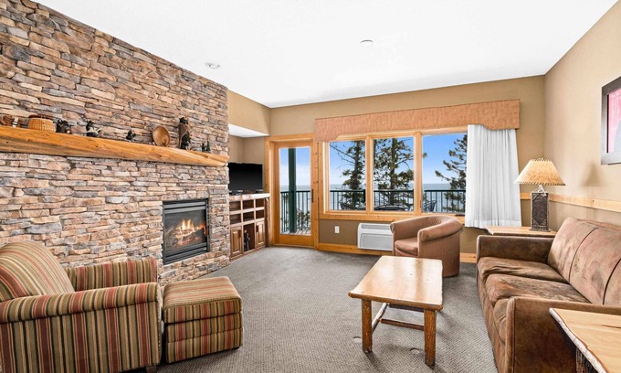 Two Harbors Condo | Privately owned Lakefront Burlington Bay Condo in enjoyable Two Harbors.
