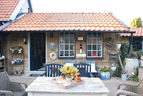Sint Pancras Bed & Breakfast | Prive tuinhuis B&B Elly