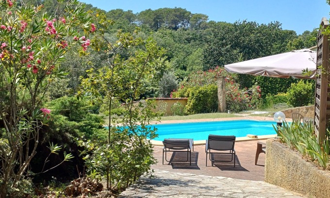Barjac House | Proche Uzès, Maison 3 Chambres, Piscine et Tennis Privés, vue sur Colline Boisée