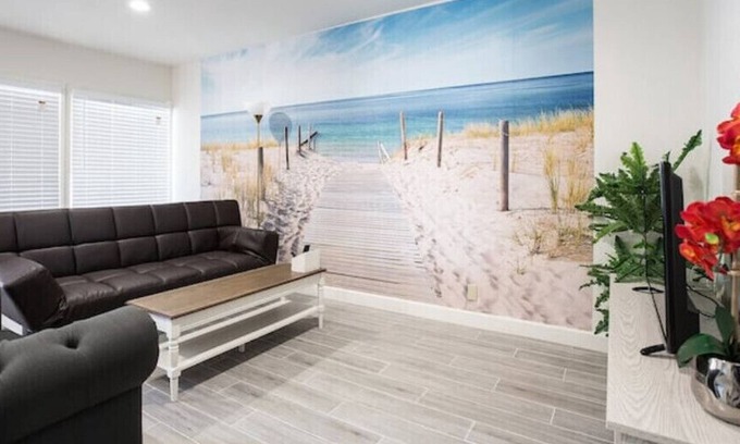 Ontario House | PROMO 10 % WEEKLY/25% MONTHLY DISCOUNTnCheerfull 2-bed with 2-Bath Bungalow