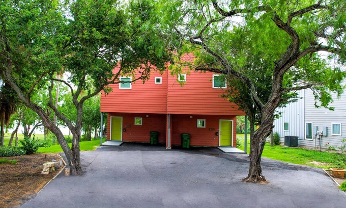 Brownsville House | PROMO 15% WEEKLY AND 20% MONTHLY DISCOUNT!nOasis on the Lake A