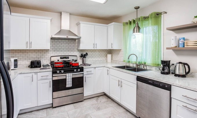Penfield House | PROMO 5% WEEKLY/10% MONTHLY DISCOUNT Modern & Quiet Suburban Ranch.