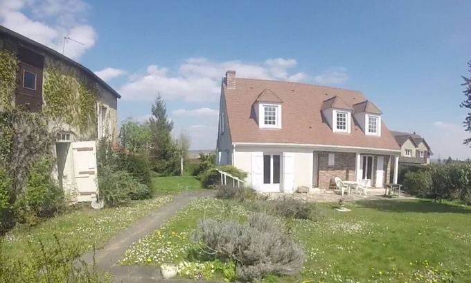 Les Clayes-sous-Bois Villa | PROPERTY FURNISHED RENTAL LONG TERM DISCOUNTS