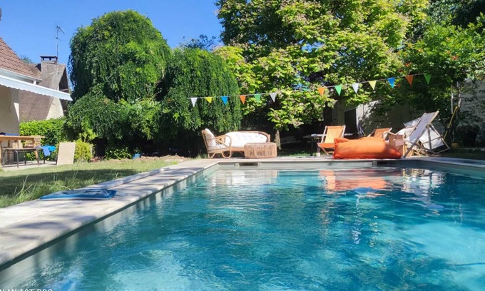 Vernouillet House | Property with swimming pool 30 minutes from Paris / Versailles by train or car.