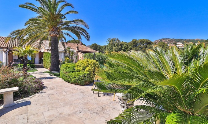 Saint-Raphael House | Provençal-style cottage for 3 persons, terrace, garden, sea view, BBQ grill