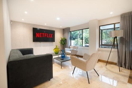 Las Lomas I Apartment | Provenza Lux Apartment l Guest Friendly l Fast Wifi l 9 Guest
