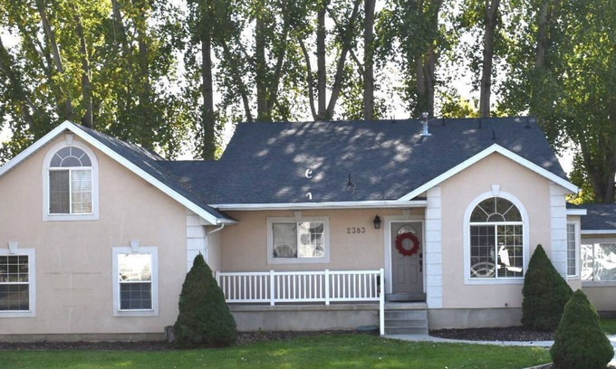 Provo Bay House | Provo Peach House - Sleeps 18