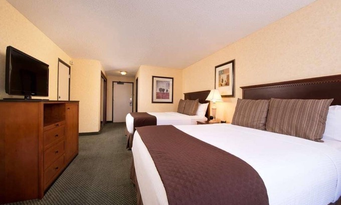 Tri-Cities Hotel | Proximity At its Best! Modish Unit Near Columbia Center Mall! Pool, Parking!