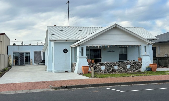 Port Macdonnell House | Pt Mac Beach House - Seafront Views, Central, Super Cute and Pets are Welcome!