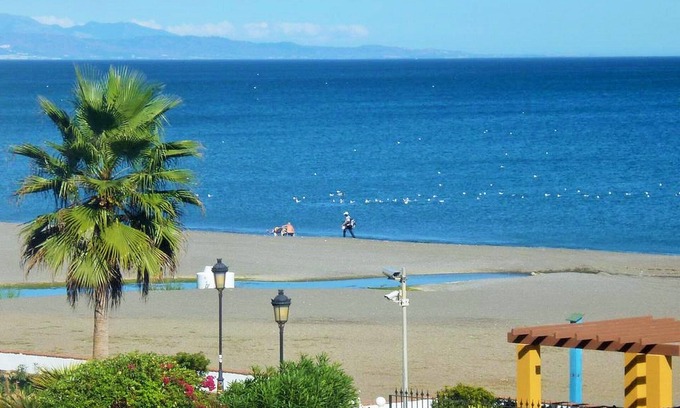 Castillo de Sabinillas Apartment | Puerto de la Duquesa, beachfront and direct access to the pool!