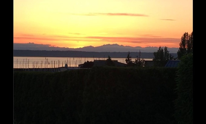 Des Moines House | Puget Sound View Stunner in Marina Beach Town
