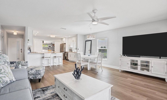 Punta Gorda Condo | Punta Gorda 2-Bedroom Canalfront Condo with Dock and Pool