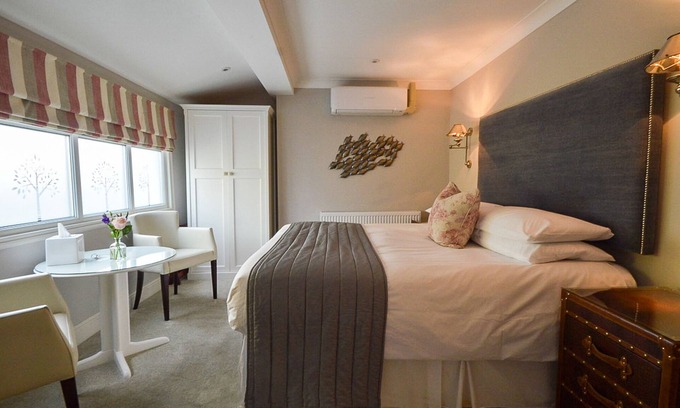 Barton-on-Sea House | Purbeck - King or Twin Room - Ensuite with bath