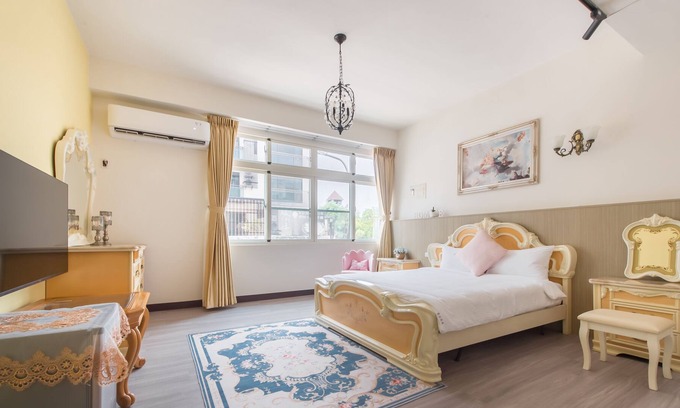 Old Town Bed & Breakfast | Purple Flower House