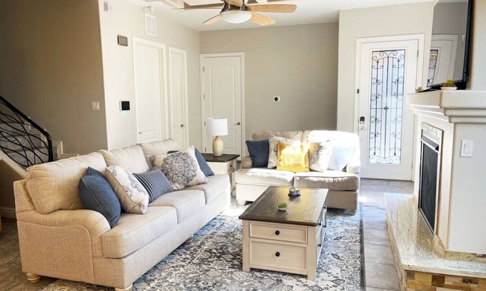 El Paso House | Putt-putt backyard!|2 1/2 bath|Sunland| Slps 8| Fun