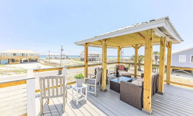 Fort Morgan Cottage | PVT. Beach Access+Entire House+Gulf Views