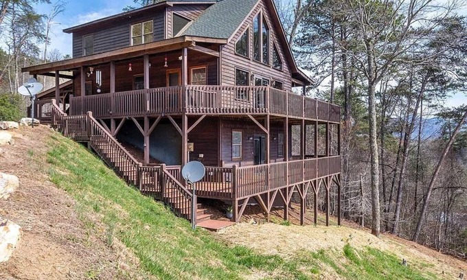 Murphy Cabin | Pvt Mountain log Cabin with Views, Hot tub, pet friendly, central location