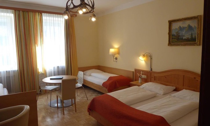 Elisabeth-Vorstadt Bed & Breakfast | Quadruple room with shower, toilet - Adlerhof, pension