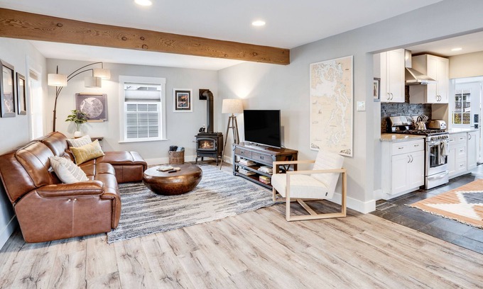 West End House | Quaint 1 bedroom Home with fully fenced yard near Ruston/Tacoma Waterfront