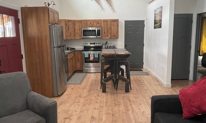 Deadwood Cabin | Quaint 2 Bedroom Cabin located in the heart of the Black Hills with garage