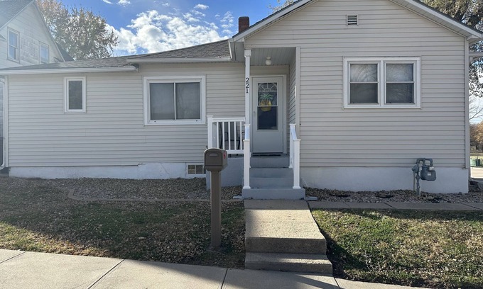 Ord House | Quaint 3-bedroom house located minutes away from the pool, park, and golf course