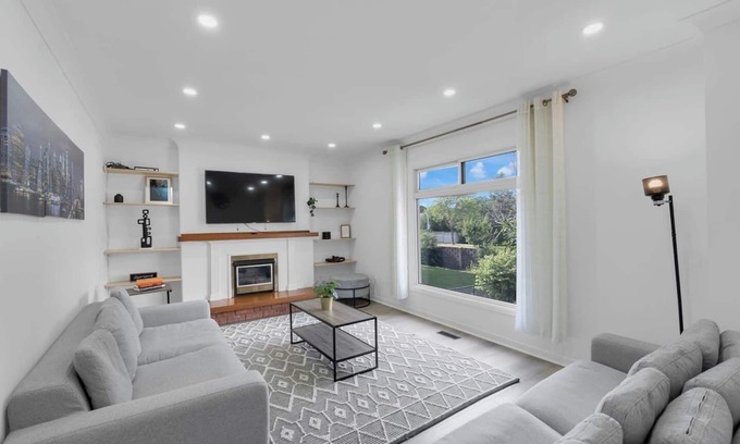 Erin Mills House | Quaint 3BR - 5 min to UTM/Erindale Park + Parking