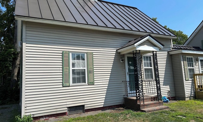 Skowhegan Apartment | Quaint apartment with AC 2 blocks from downtown shopping, restaurants & river