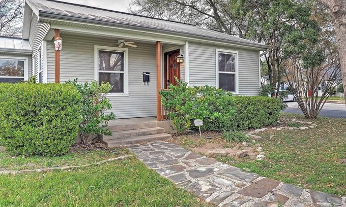 North Loop House | Quaint Austin Home w/Yard ~ 5 Mi to Downtown!