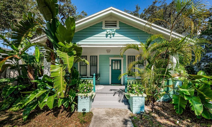 Downtown Dunedin Cottage | Quaint bungalow just off Main Street Last Minute openings!