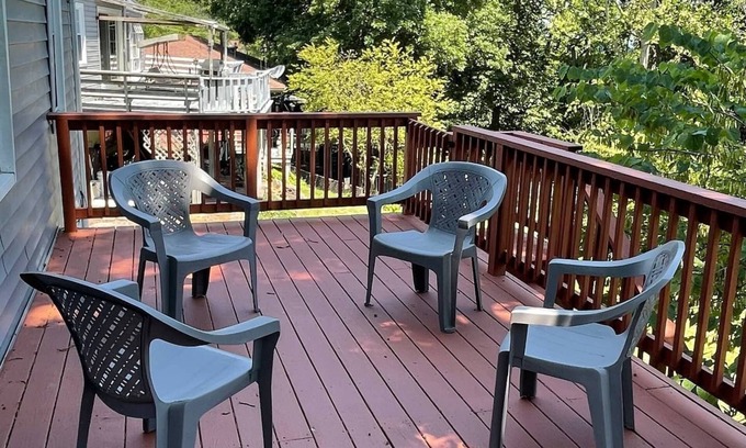 Charleston House | Quaint, Comfy, Close & Convenient