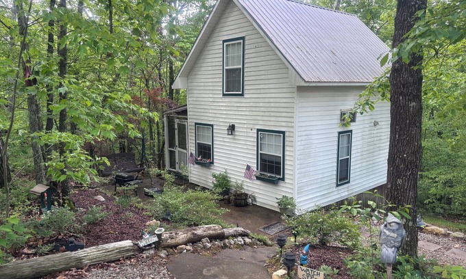 Cedar Bluff Cottage | Quaint Cottage Getaway