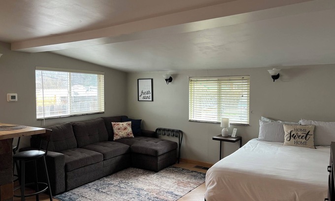 Bozeman House | Quaint Downtown Studio 4 blocks off Main