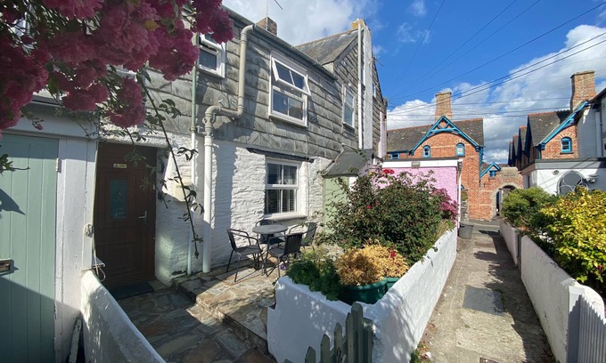 Treator Cottage | Quaint Fisherman's cottage in the heart of Padstow, wifi, pets welcome