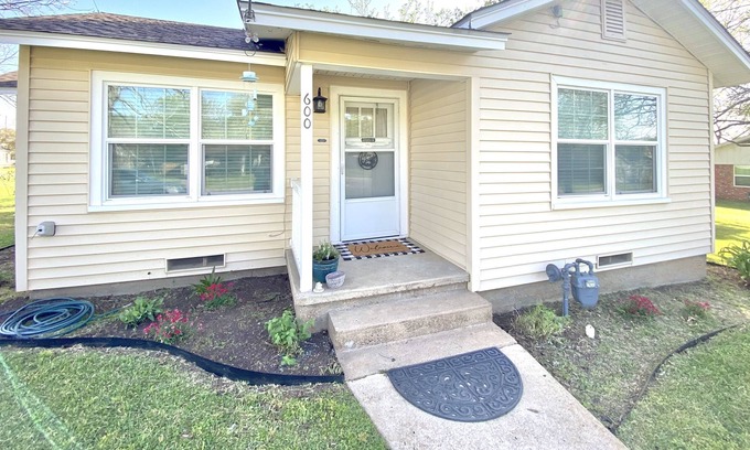 Caldwell House | Quaint Getaway in the ♥️ of Caldwell