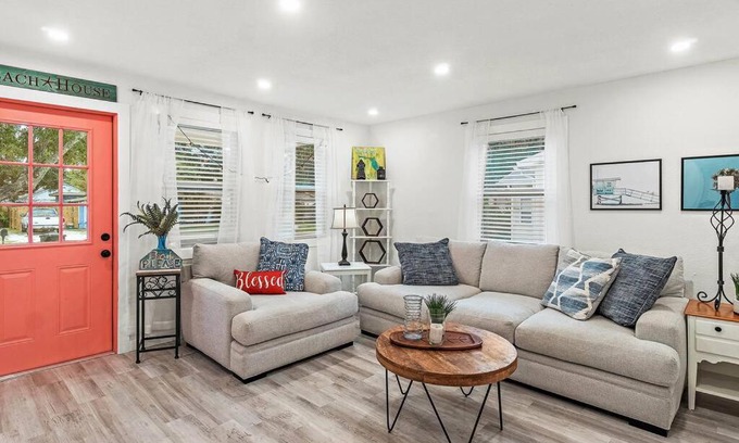 Gulfport House | Quaint Gulfport Beach Bungalow