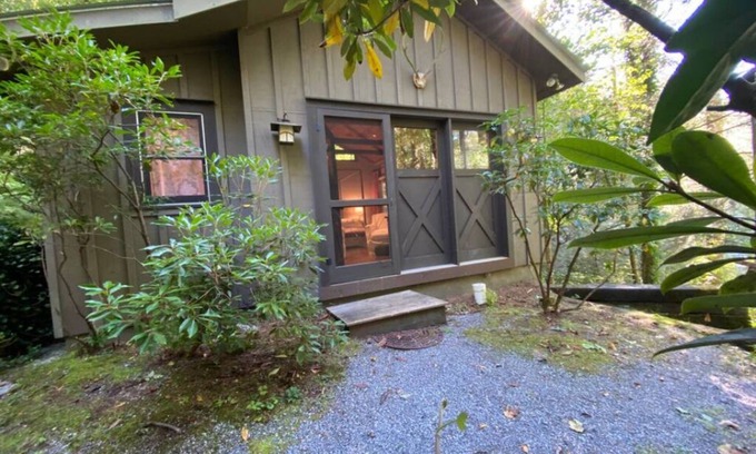 Lake Sequoyah Cabin | Quaint Highlands guest house cabin. Private and secluded.