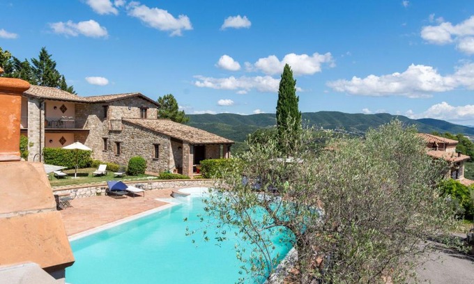 Canalicchio House | Quaint Holiday Home in Collazzone with Sauna & Whirlpool