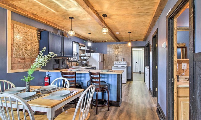 Riverton Cottage | Quaint Ironton Getaway w/Fire Pit, Gas Grill!