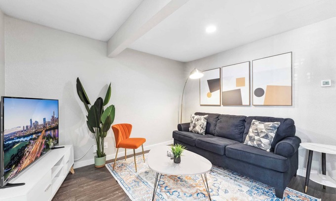 Pleasant Valley Apartment | Quaint King Bed 1BR, 5 Min to DT