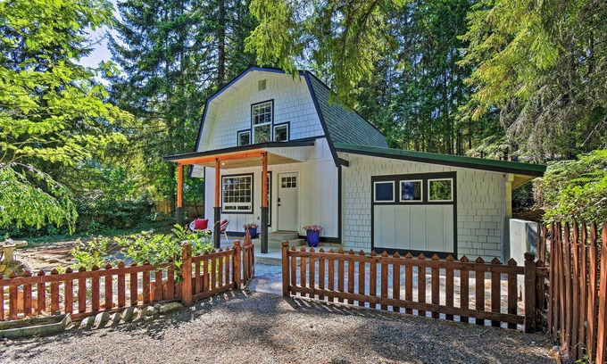 Hoodsport Cottage | Quaint Lake Cushman Cottage w/Private Access!