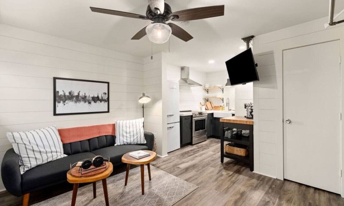 Auburn Apartment | Quaint Little Studio-Walk to the big game!